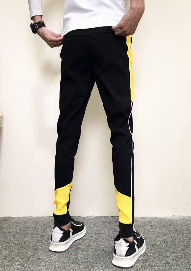 Quần Jogger nam nửa đường viền vàng bên hông , đầu gối có chữ in đơn giản đầy năng động