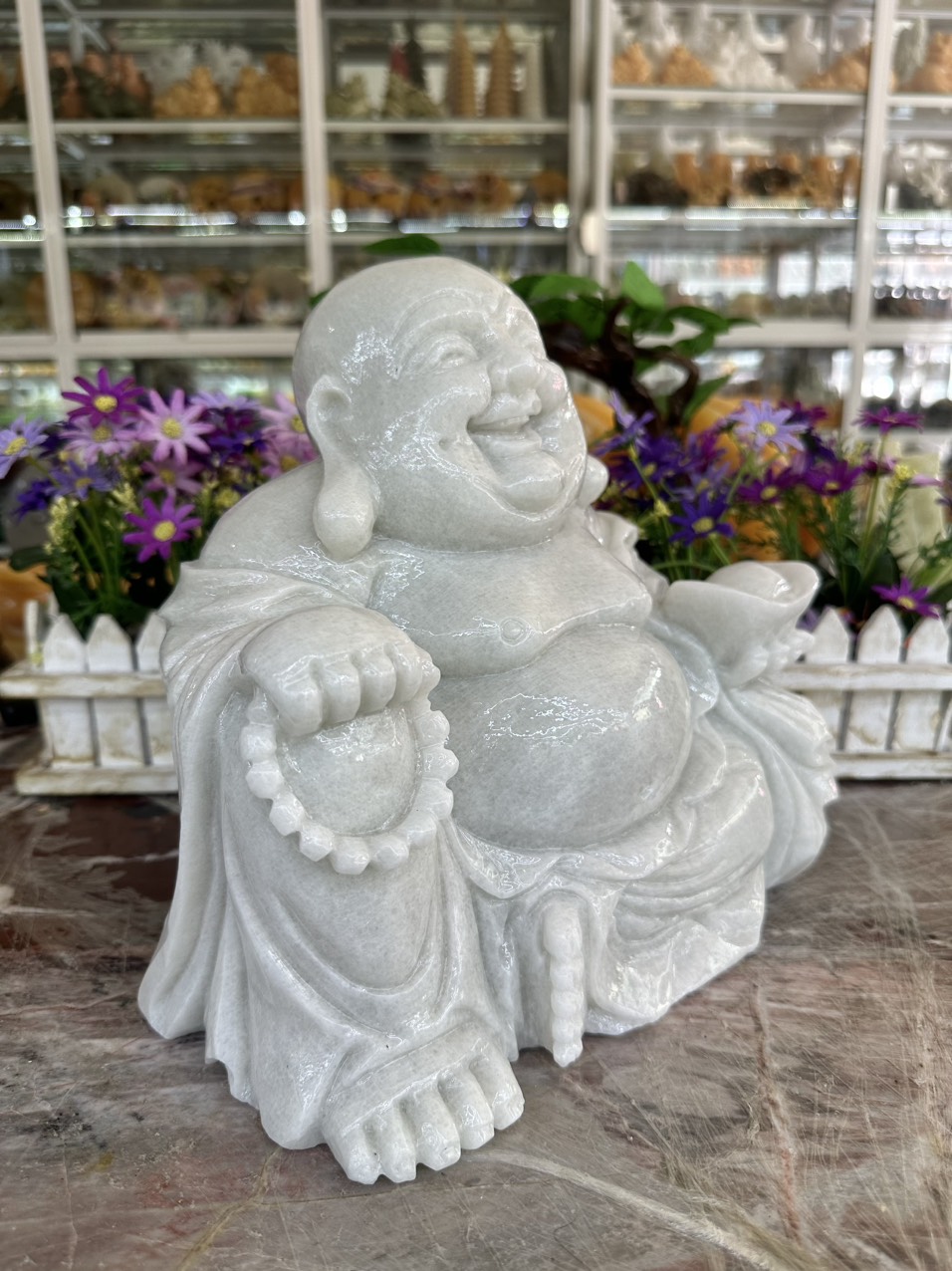 Tượng phật Di Lặc ngồi cầm thỏi vàng thần tài chiêu nạp tài lộc đá cẩm thạch trắng xanh - Dài 25 cm
