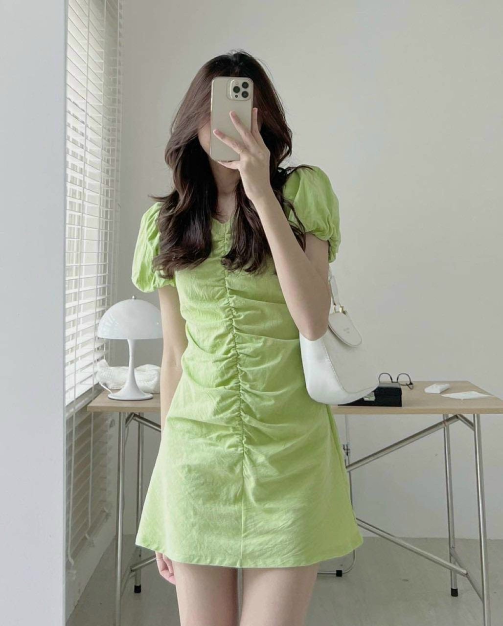 ĐẦM SUÔNG TRƠN CỔ V TAY BỒNG NGẮN