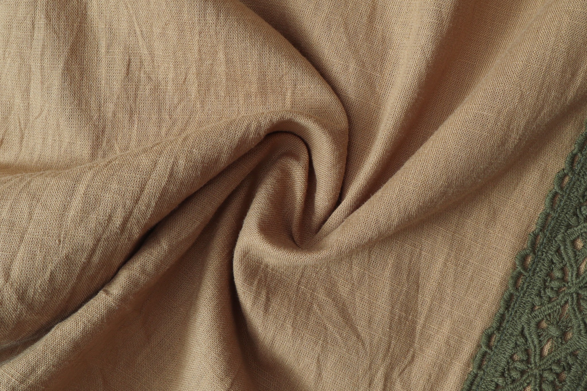 Quần suông lửng Linen phối ren sườn KACHISA màu vàng đất
