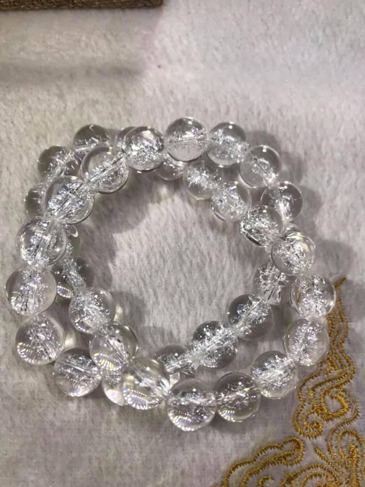 NỮ TAY TRẮNG TRẮNG ĐEO CHIẾC VÒNG THẠCH ANH TRẮNG ÁNH BÊN TRONG 10LY TỰ NHIÊN NÀY ĐẸP HỢP MÊNH KIM MỆNH THỦY