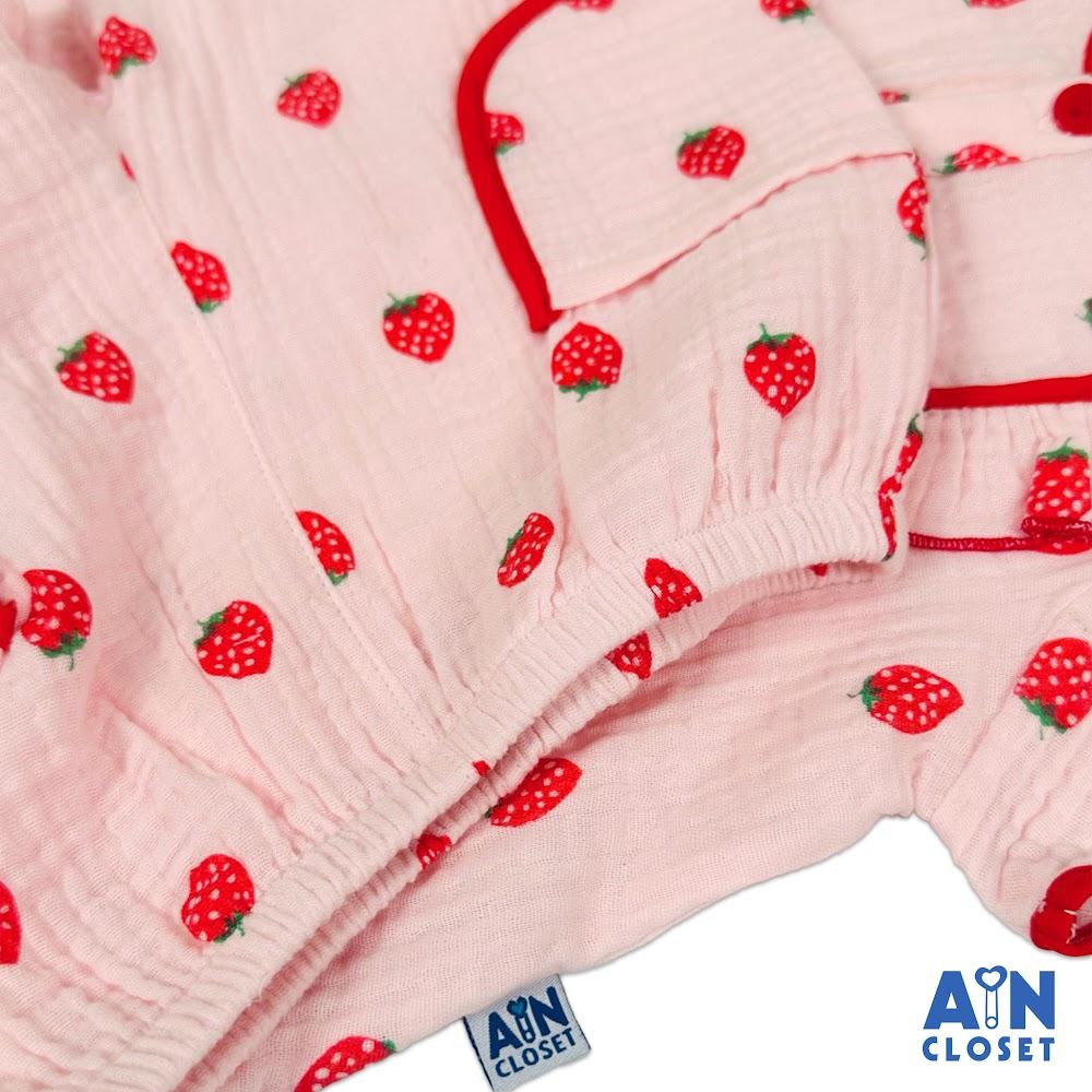 Bộ quần áo Dài tay ngắn bé gái họa tiết Dâu Đỏ Nền Hồng Xô muslin - AICDBGEJ3LRB - AIN Closet