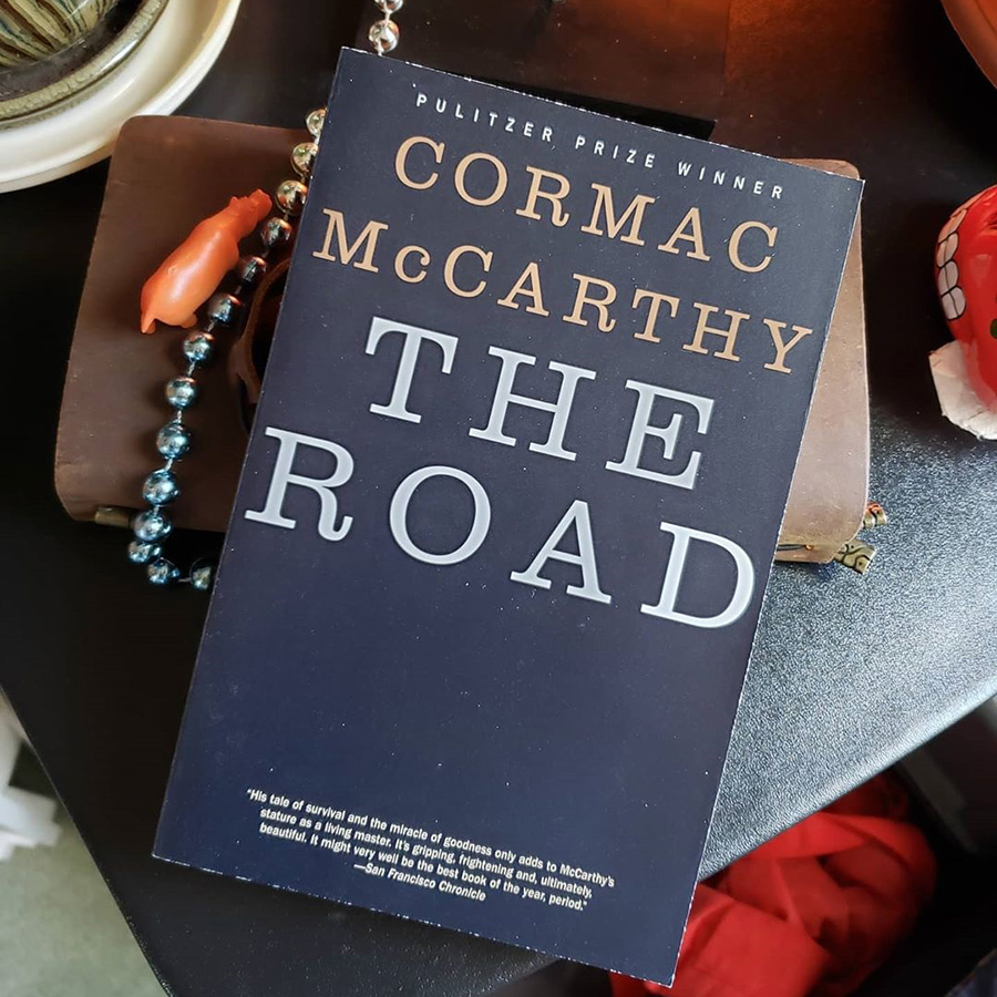 The Road (Pulitzer Prize Winner) (Cormac McCarthy)