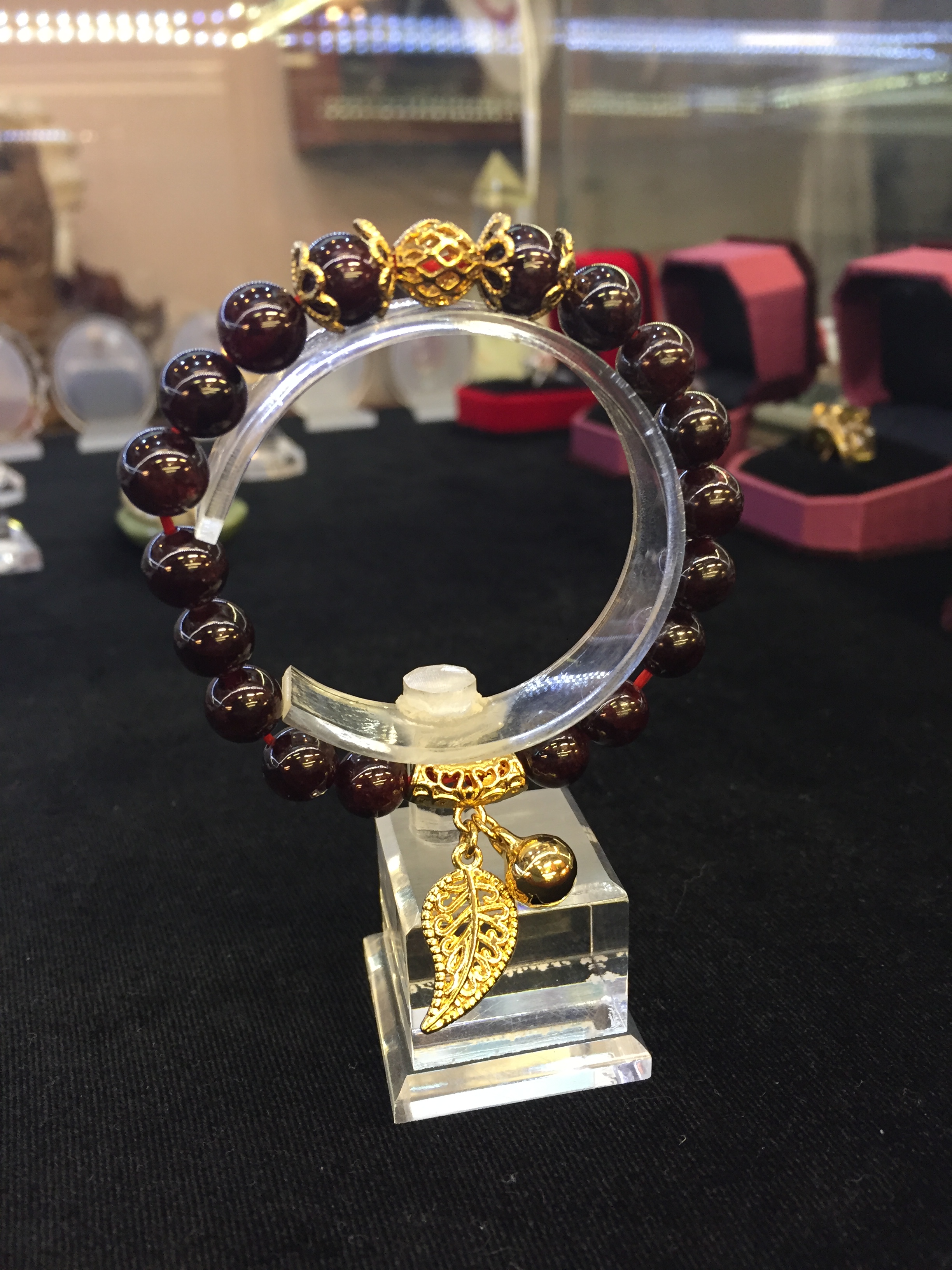 Vòng tay phong thủy Ngọc Hồng Lựu 8 ly mix charm