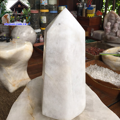 Trụ lục giác đá thạch anh trắng tự nhiên khử tia ác xạ T499 nặng 3.6kg kích thước 11.5x23 (cm)