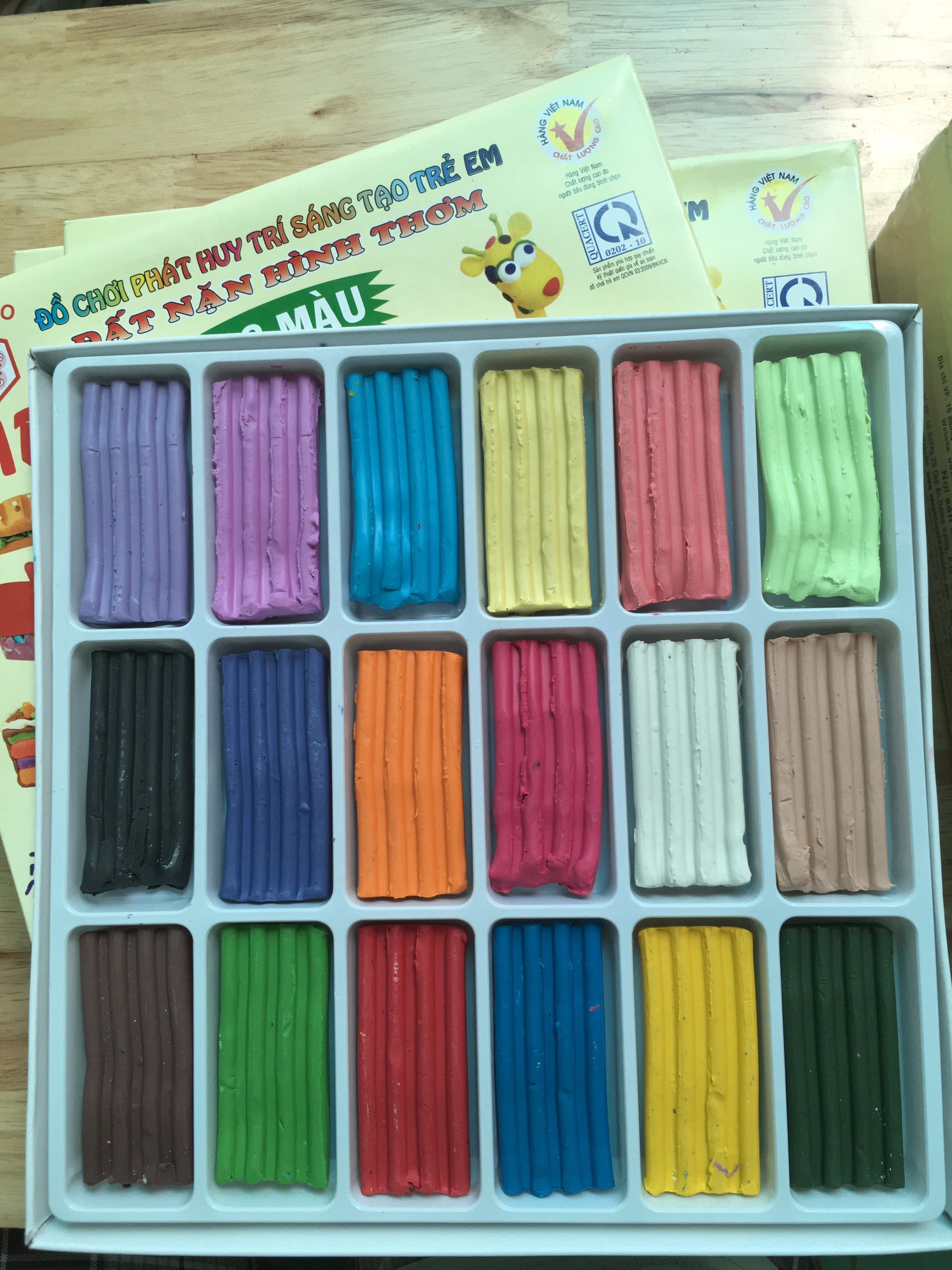 Đất nặn đất sét Hoa Đào Chất liệu an toàn 18 màu 01 hộp -đồ chơi cho bé phát triển-HÀNG VIỆT NAM AN TOÀN CHO TRẺ NHỎ