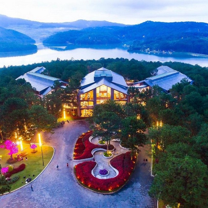 Terracotta Hotel & Resort 4* Đà Lạt - Buffet Sáng, Hồ Bơi, Xe Đưa Đón Trung Tâm, Nằm Bên Hồ Tuyền Lâm Thơ Mộng