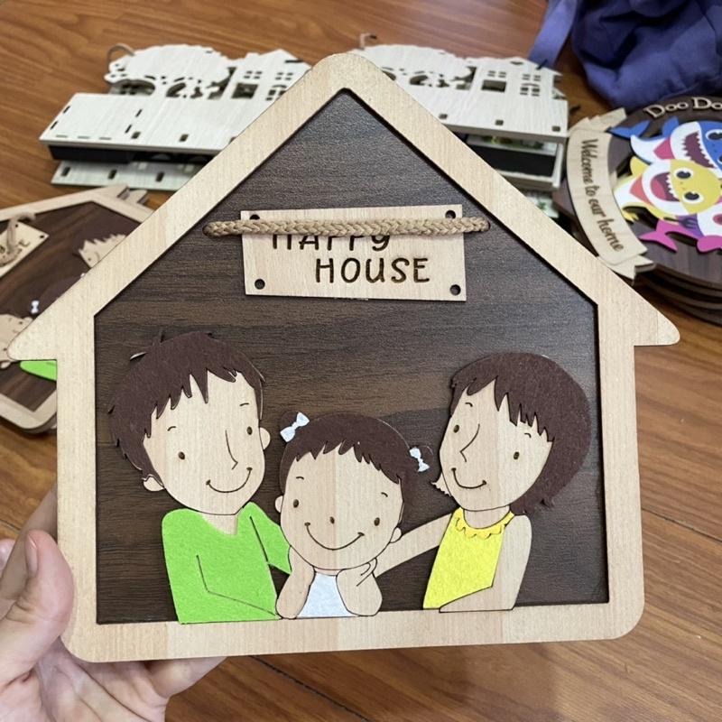 Bảng gỗ trang trí, biển gỗ treo cửa gia đình một con gái happy house
