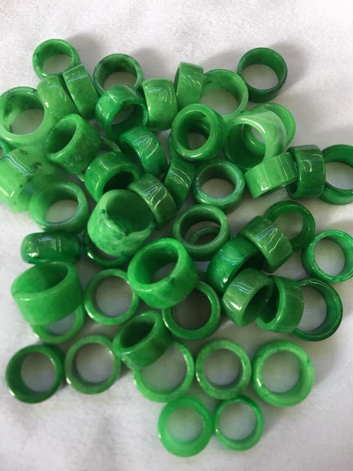 Nhẫn Càn Long Nam Xanh Ngọc Đẹp Ni 19mm x bản vuông cao 12mm/13mm/14mm Chất liệu Đá Cẩm Thạch Tự nhiên màu Xanh Hy Vọng Bóng Tươi quá đẹp chuẩn Hợp Nam mệnh Mộc Mệnh Hỏa đeo Ni19mm lọt lòng ngón giữa ngón cái ạ