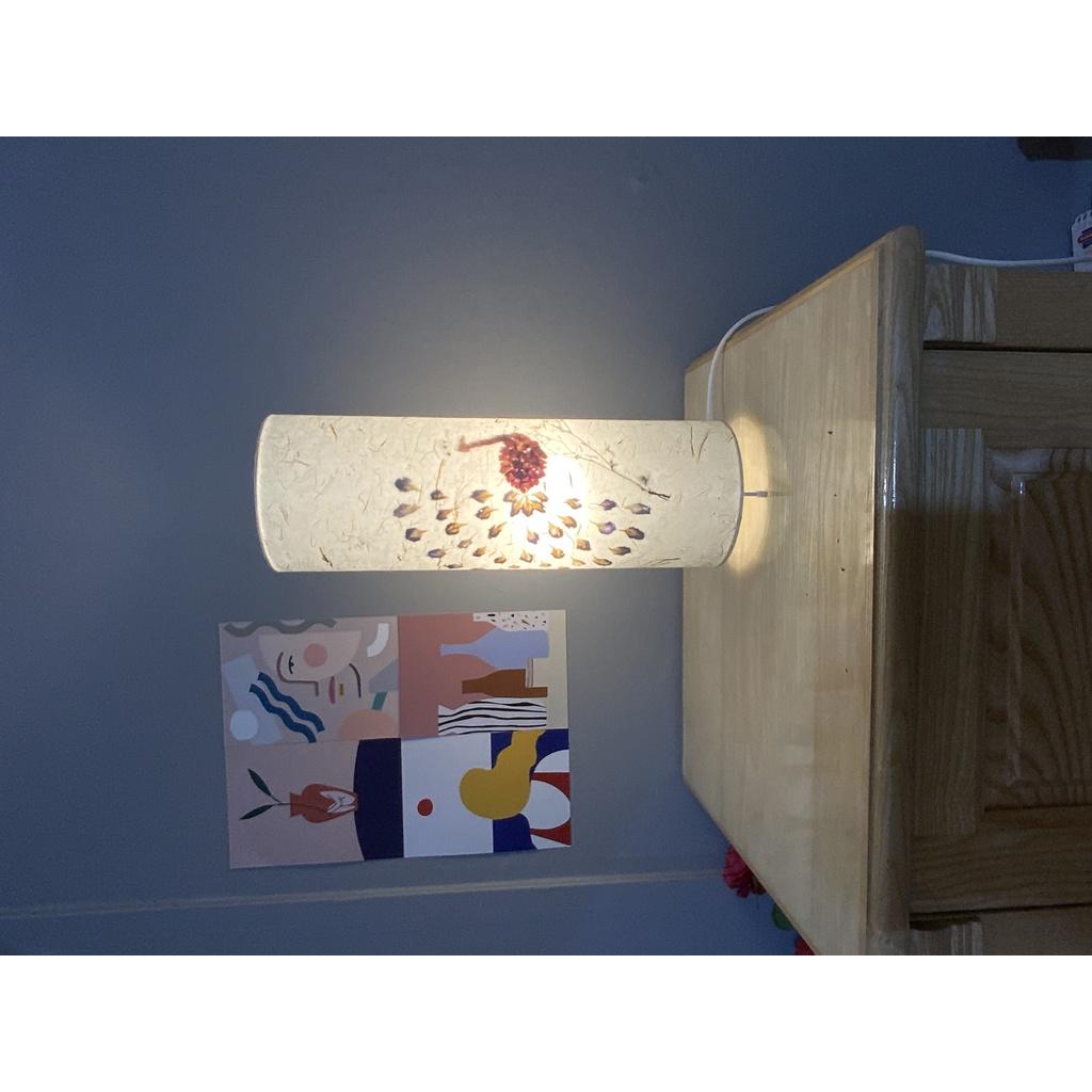 Đèn để bàn giấy dó hoa khô chú công