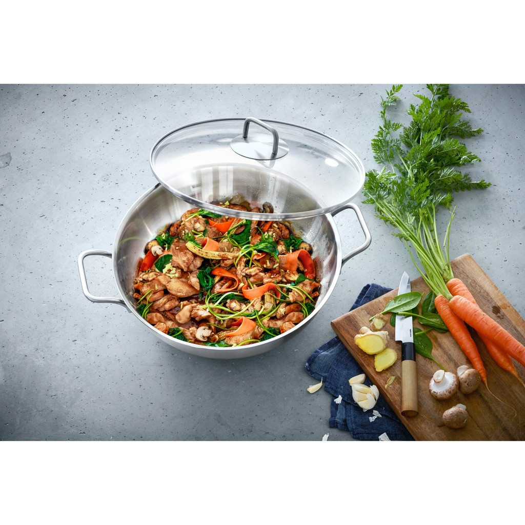 Chảo Sâu Lòng WMF Wok Party 28 cm, Chất Liệu Thép Không Gỉ, Nắp Kính Dày Dặn, Giữ Nhiệt Tốt, Tiết Kiệm Điện Năng, Nhập Khẩu Đức, Hàng Chính Hãng