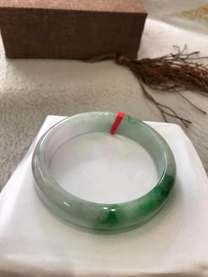 VÒNG ĐÁ CẨM THẠCH TỰ NHIÊN BẢN HẸ T LÝ SAO 48 SIZE VÒNG 48MM MÀU TRẮNG TRONG ÁNH XANH LÝ ĐẬM NỮ TAY NHỎ ĐEO
