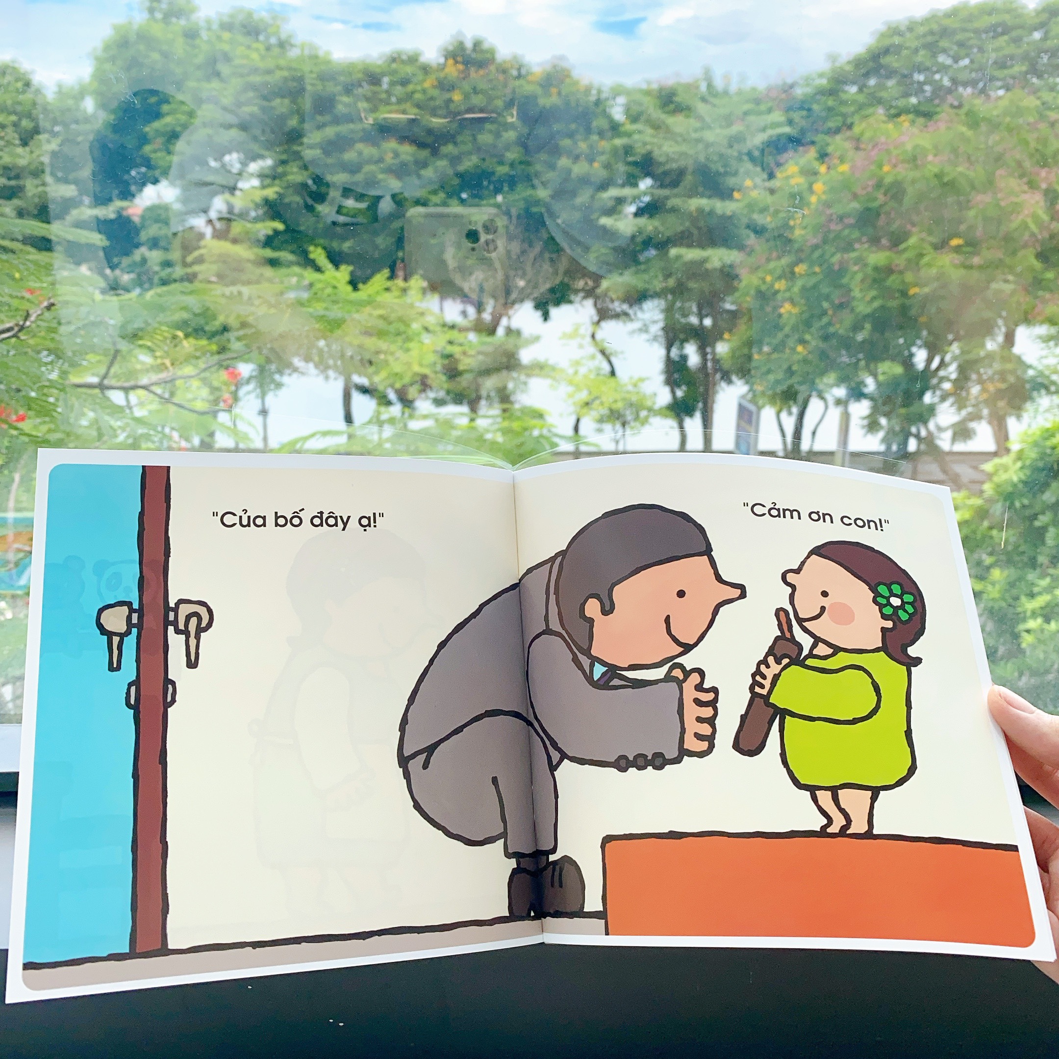 Ehon - Làm quen với sách cho bé 0-2 tuổi - Chạm tay nhau