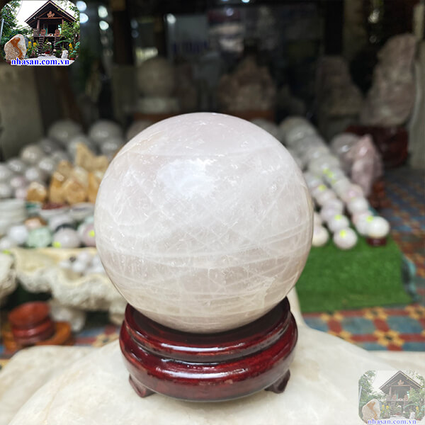 Quả cầu phong thủy đá thạch anh giúp vượng khí tăng cao-10.5cm-1.56kg-QC1116