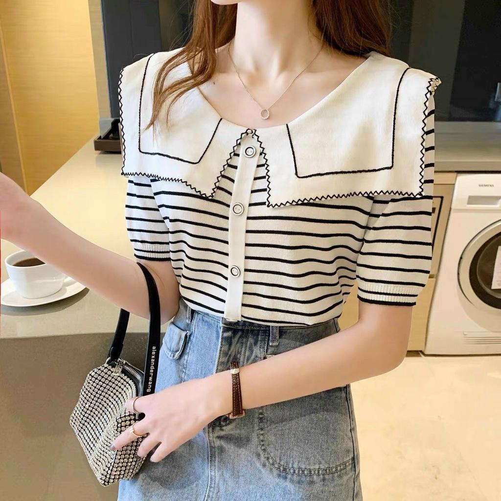 Áo len nữ Montoghi dệt kim CỔ LÁ SEN VUÔNG phối nút thanh lịch và nữ tính