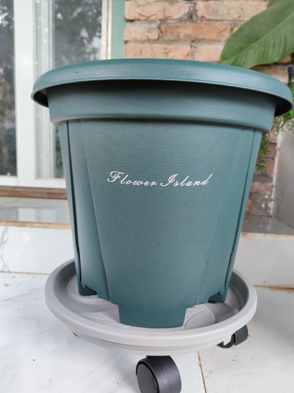 Combo chậu nhựa cao cấp Flower Island + Đế lót chậu bánh lăn có khay hứng nước thông minh