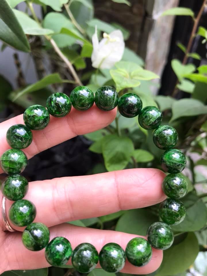 VÒNG TAY ĐÁ DIOPSIDE 10MM ĐẸP XUẤT SẮC LUÔN 100% ĐÁ DIOPSIDE TỰ NHIÊN CAO CẤP ĐẸP ĐEO SANG TAY NỮ MỆNH MỘC MỆNH HỎA CHUẨN HỢP MÀU XANH LÁ NGỌC SÁNG BÓNG ĐẸP XINH