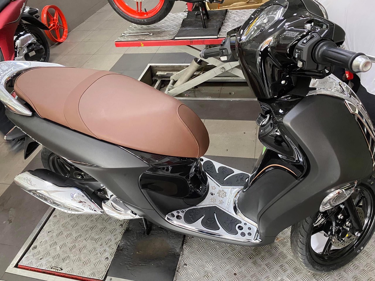 BỘ ỐP CHỤP ĐUÔI BIỂN SỐ DÙNG CHO ĐỜI XE JANUS 2022 2023 CROM