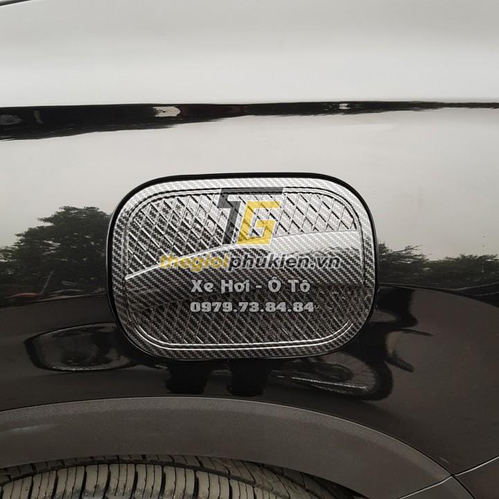 Ốp nắp đậy bình xăng dành cho Hyundai Santafe 2019-2021 vân Carbon