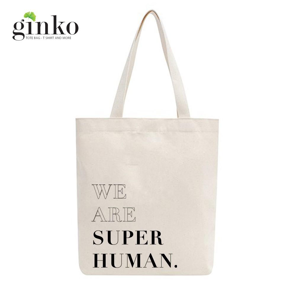 Túi Tote Vải Mộc Ginko kiểu basic có dây kéo khóa miệng túi đựng vừa laptop 14 inch và nhiều đồ dùng khác In Hình We Are Super Human M03