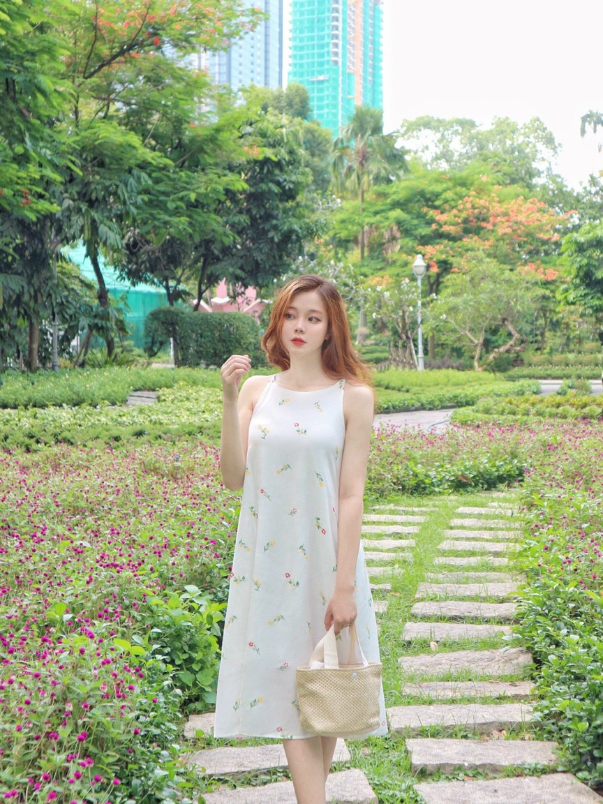 Đầm yếm dáng suông dài qua gối, Đầm maxi form rộng Cao Cấp trắng in hoa nhí, sát nách cổ tròn MiNhi
