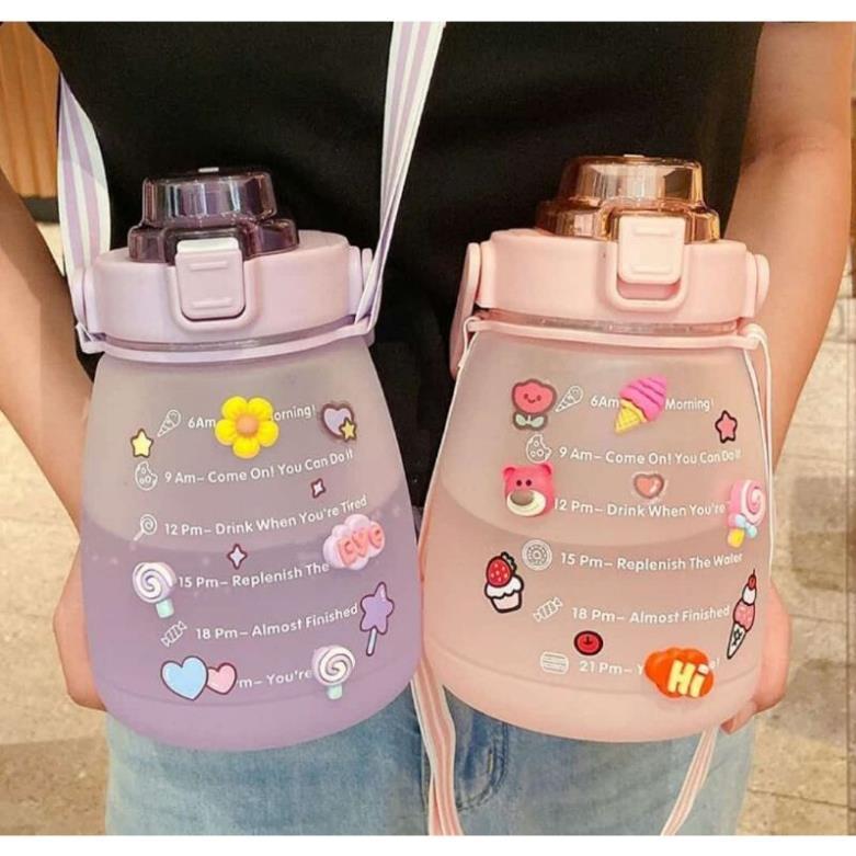 Bình Đựng Nước 1.3L Dễ Thương Có Vạch Báo Giờ Uống Nước