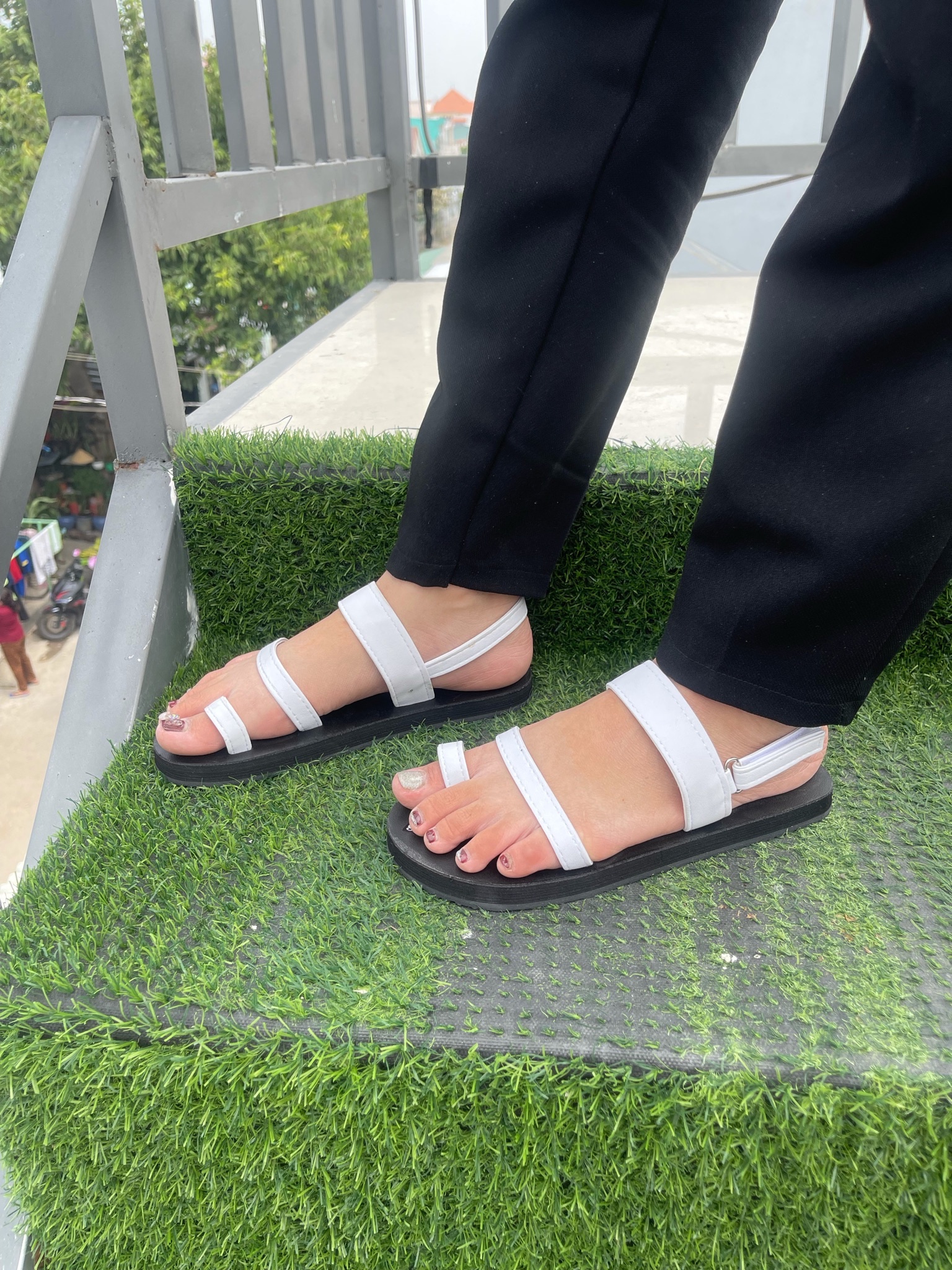 Dép sandals nữ ( đế đen quai hậu trắng ) size có từ 34 nữ đến 42 nữ đế và quai có đủ màu ib chọn thêm