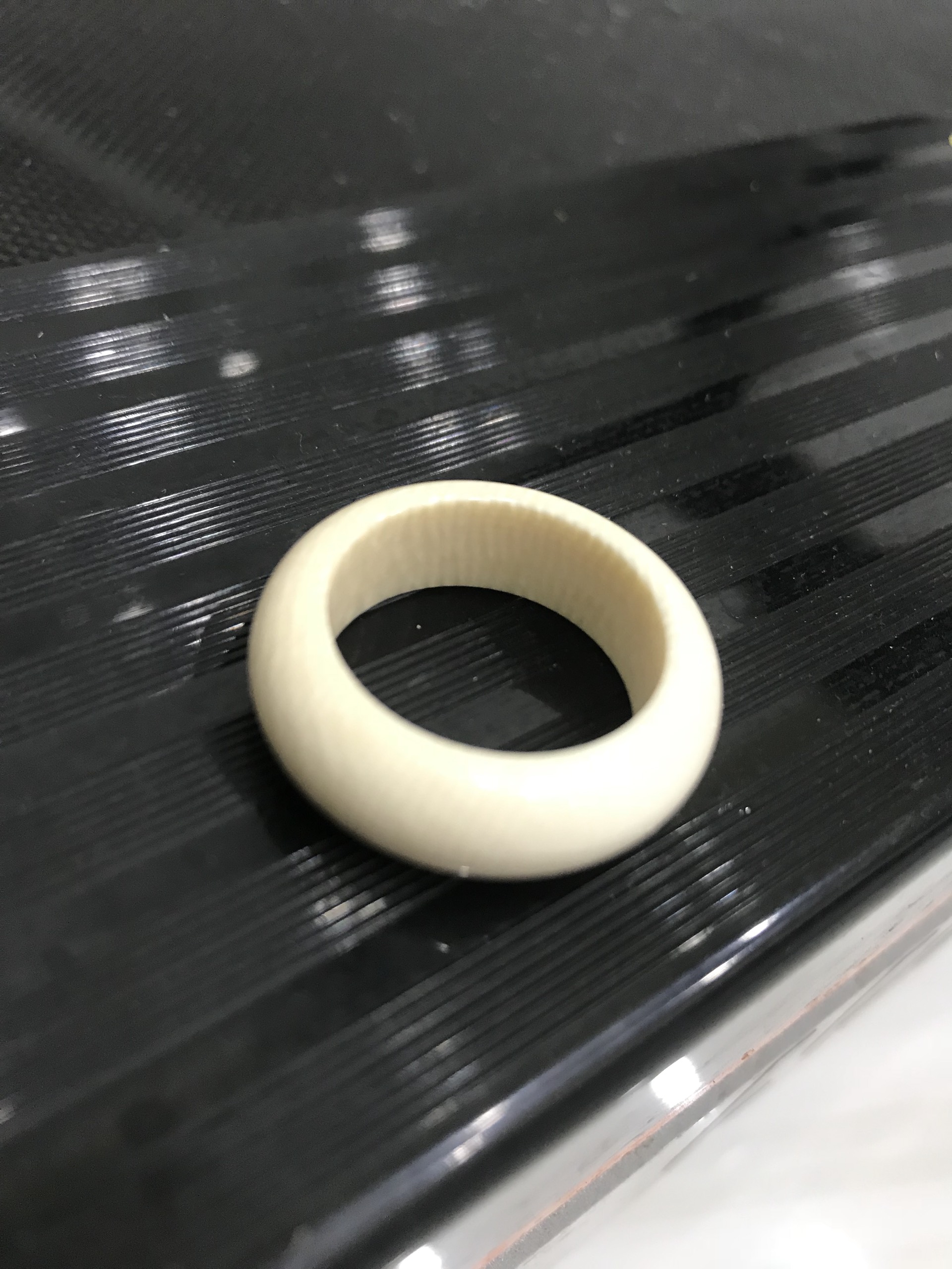 Nhẫn Nam Đẹp Màu Trắng Ngà Vân trơn bóng tròn Ni 19mm cao 8mm dầy 4mm các anh đeo ngón cái hay bất kỳ ngón tay nào ni lọt vừa tay là 19mm ạ