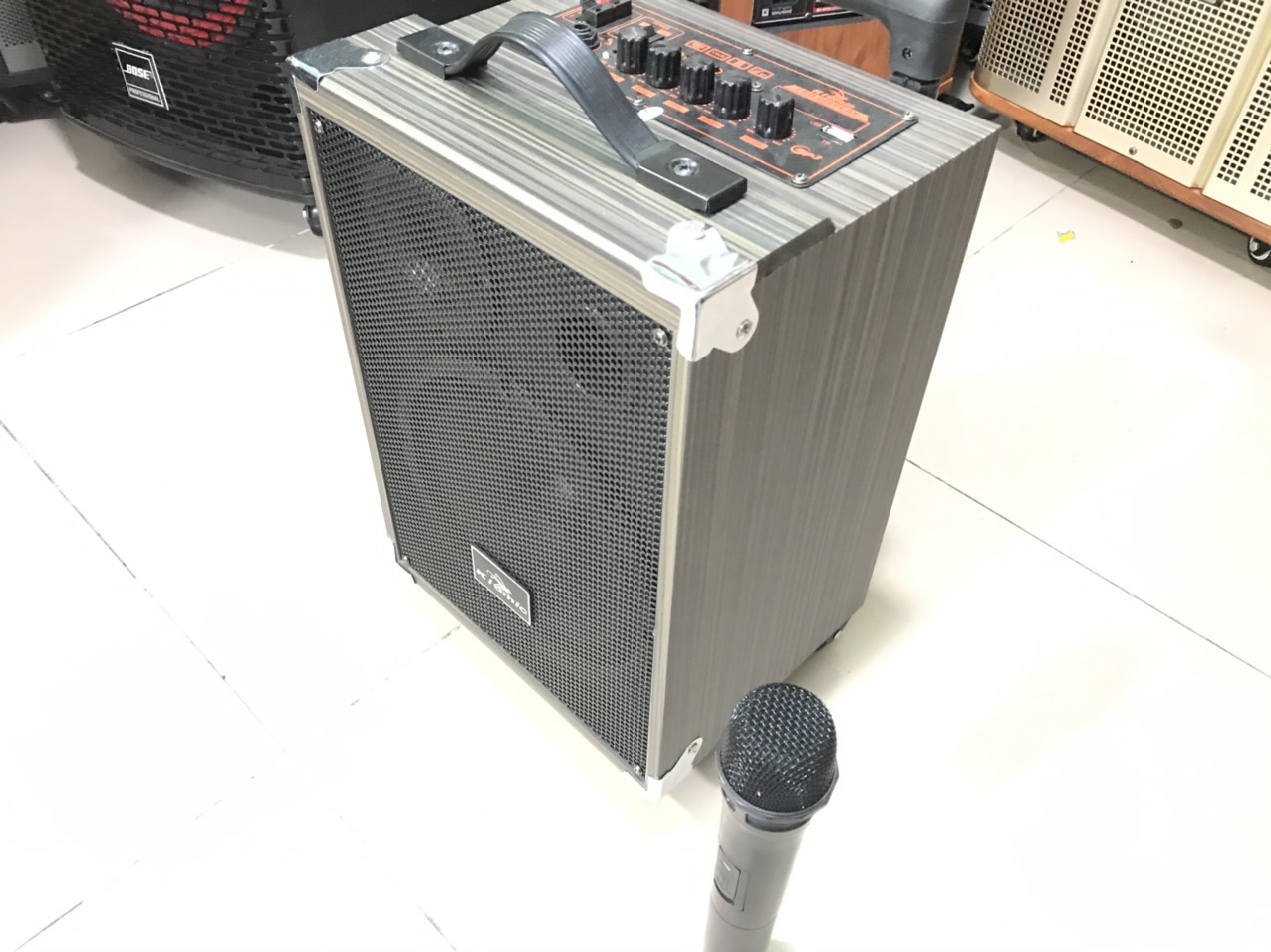 Loa Kéo Karaoke Bluetooth Kiomic Q8 Tặng 1 mic - Hàng Chính Hãng 100%