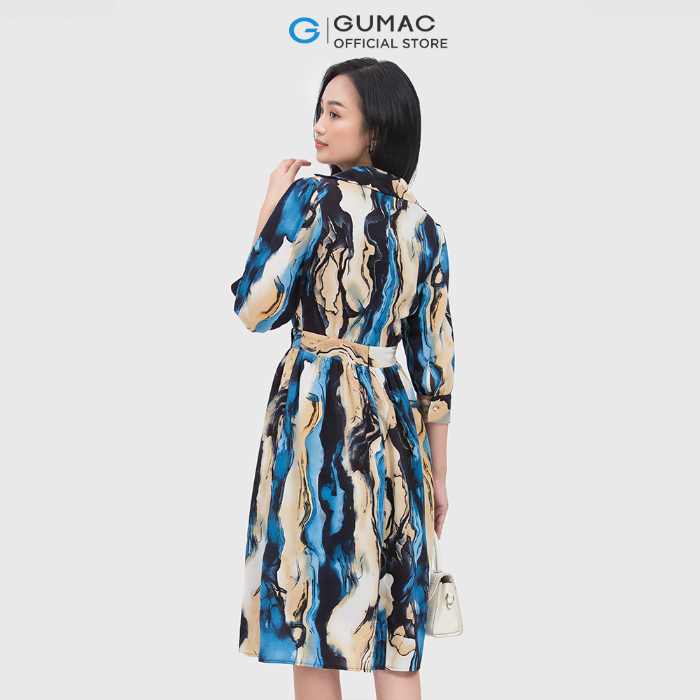 Đầm vân đá GUMAC DC04072 form xòe cổ chữ V phối đai đính nút