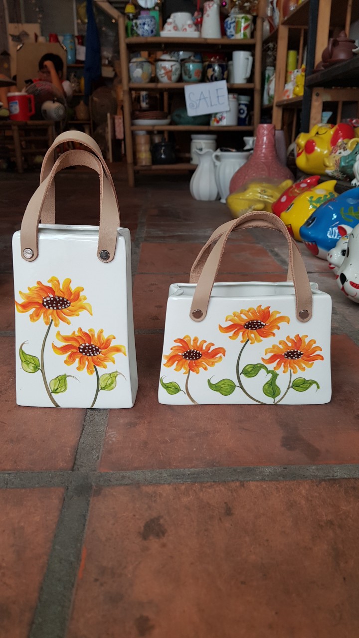 Bình hoa gốm mẫu túi xách hoa hướng dương dạng cao và ngang, gốm Bát Tràng. Dùng cắm được hoa giả lẫn hoa tươi decor. Giao từ HCM