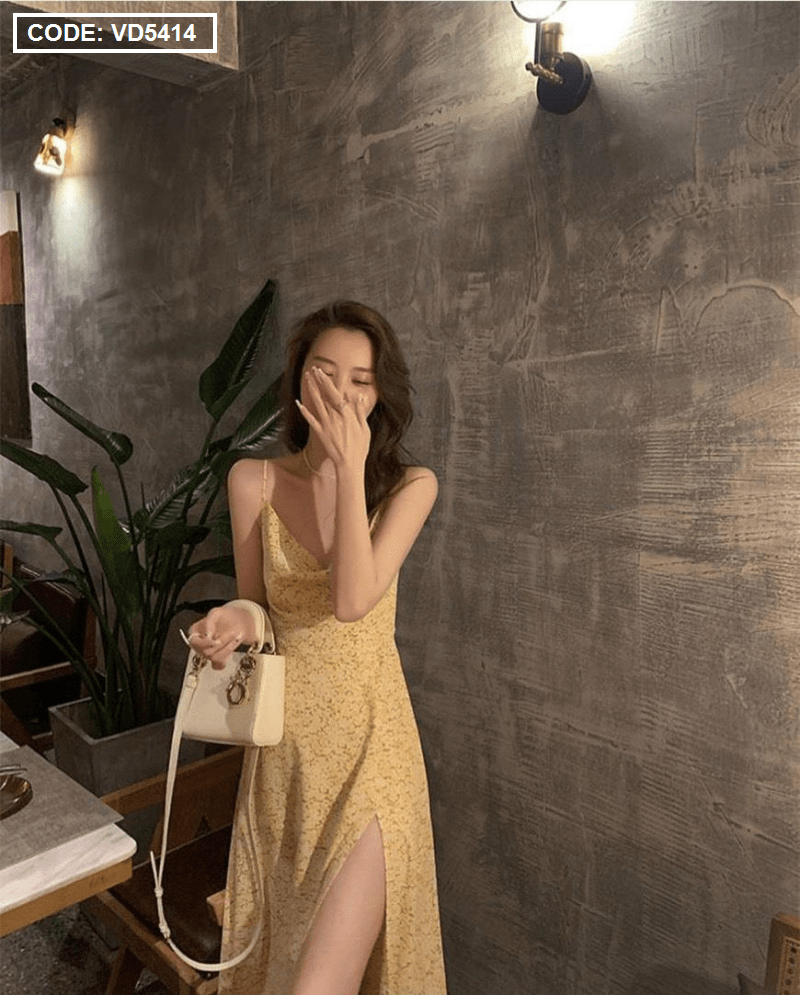 Set đầm mini 2 dây hoa vàng cổ đổ xẻ đùi kèm áo khoác