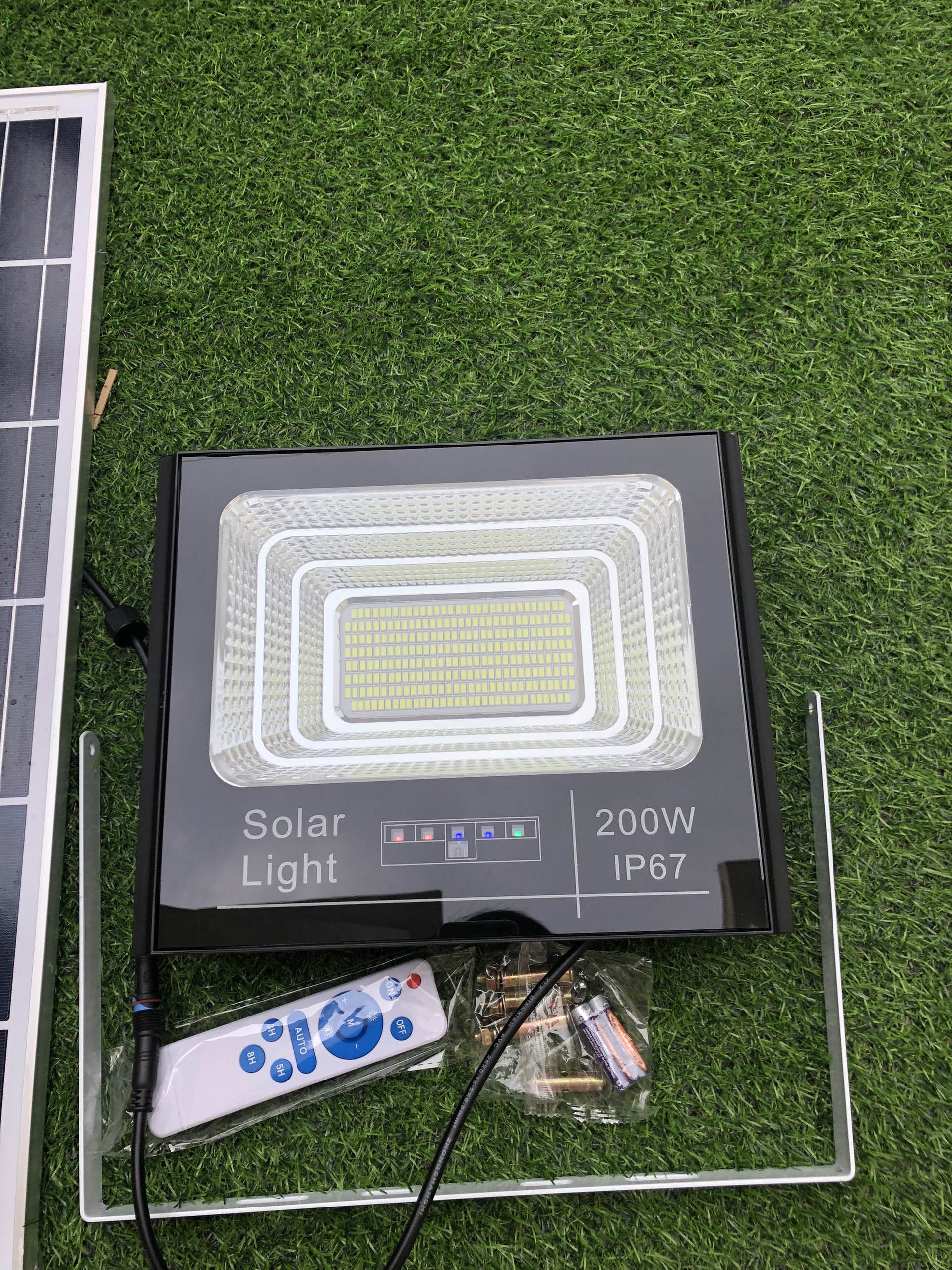 Đèn Năng Lượng Mặt Trời Pha 200W - Bộ sản phẩm gồm Đèn Pha Báo Pin, Tấm Pin NL, Remote và phụ kiện đi kèm
