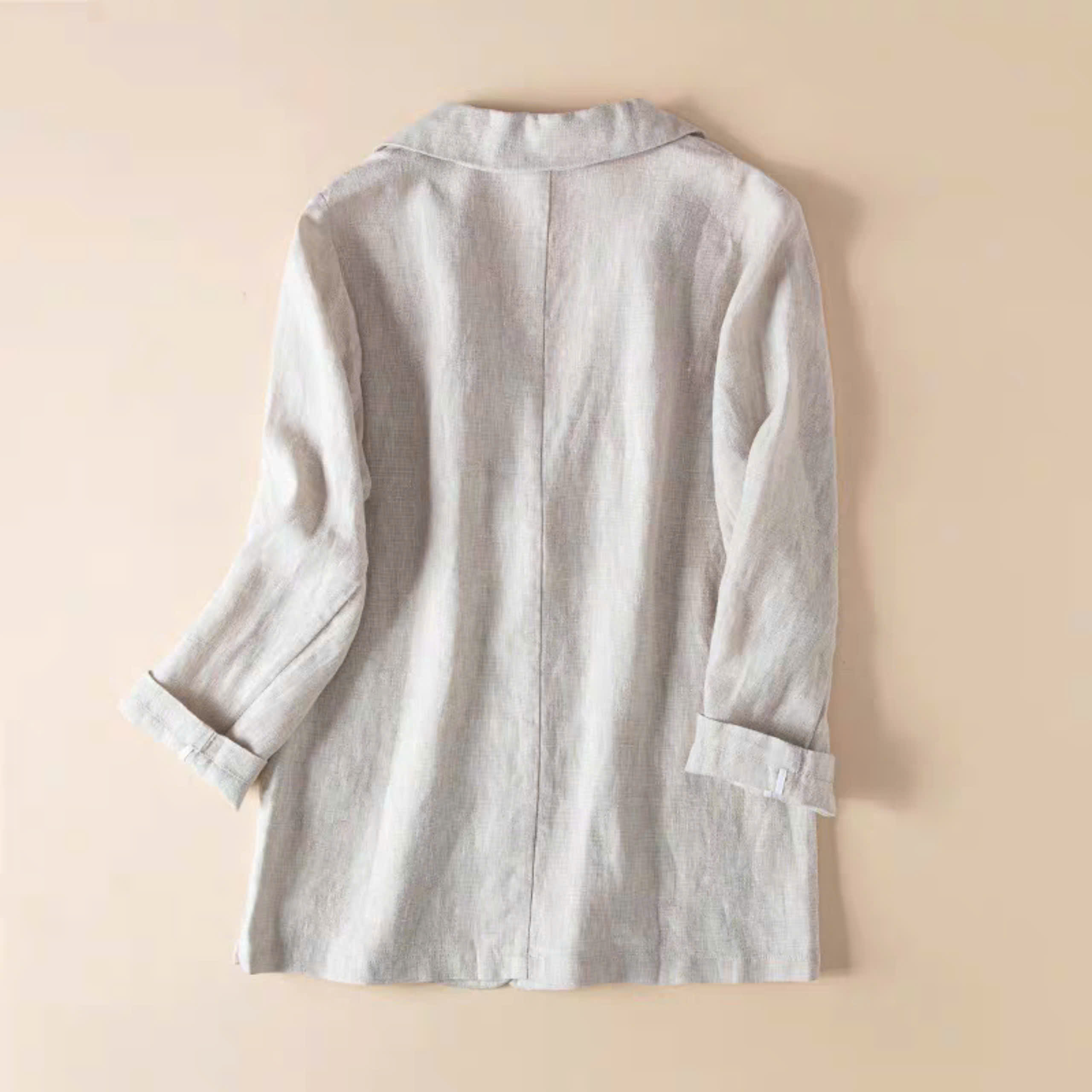 Áo khoác vest/ blazer nữ tay dài,  thiết kế trẻ trung tiện lợi với 2 túi sâu rộng và cổ ve vô cùng trẻ trung