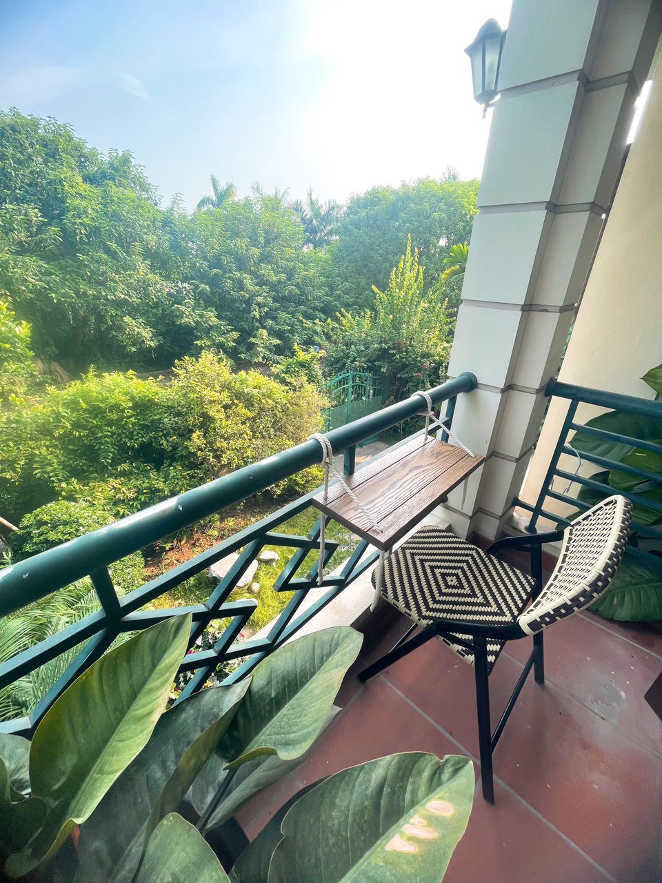 Bàn ban công gỗ tầng bì cao cấp bàn treo dây trang trí