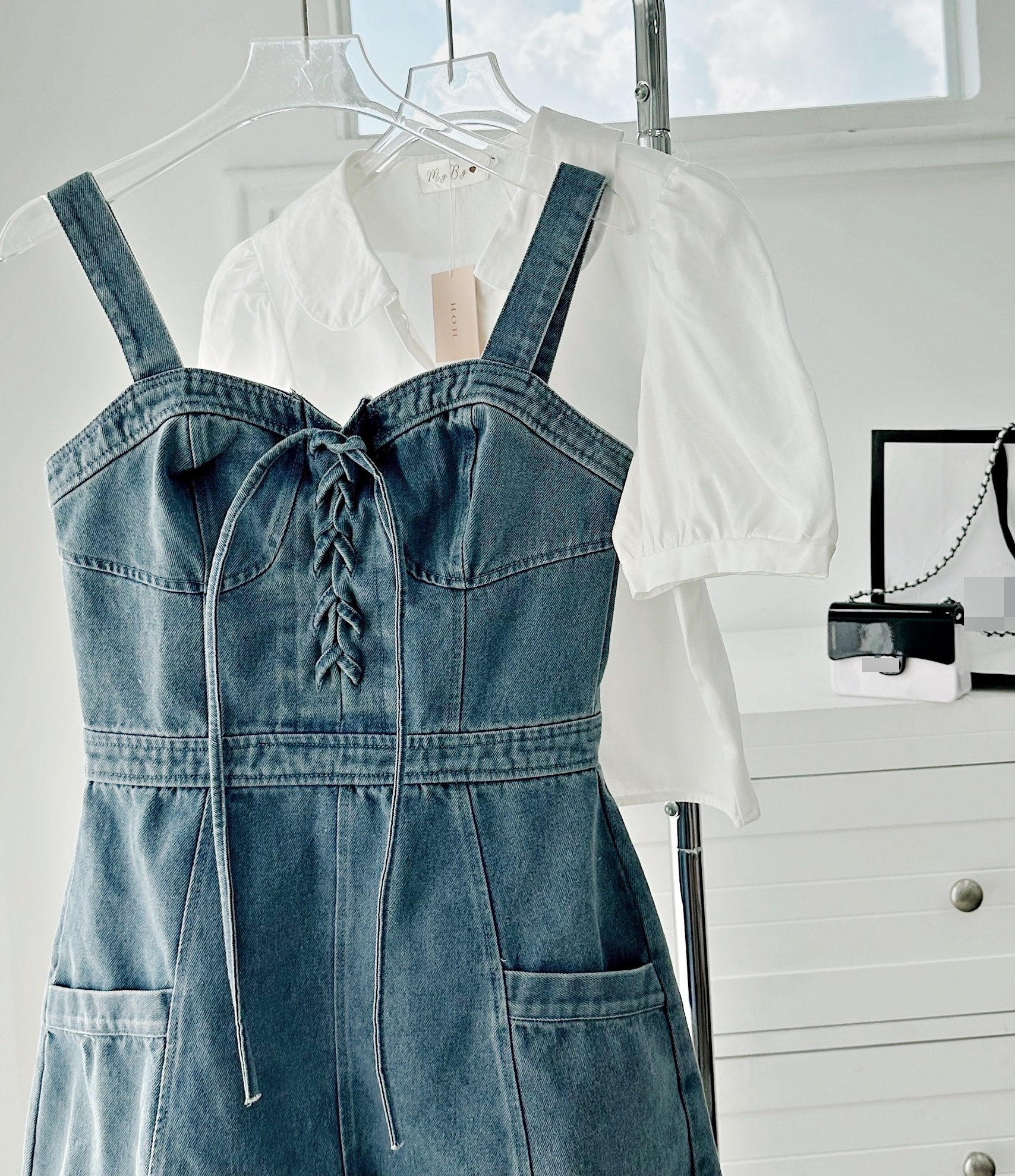 ĐẦM JUMPSUIT GIẢ VÁY NGẮN SET QUẦN YẾM 2 DÂY CỔ U ỐNG RỘNG JEANS DÂY ĐAN NGỰC + ÁO SƠ MI TRẮNG TAY NGẮN ĐI TIỆC DẠO PHỐ ĐI CHƠI