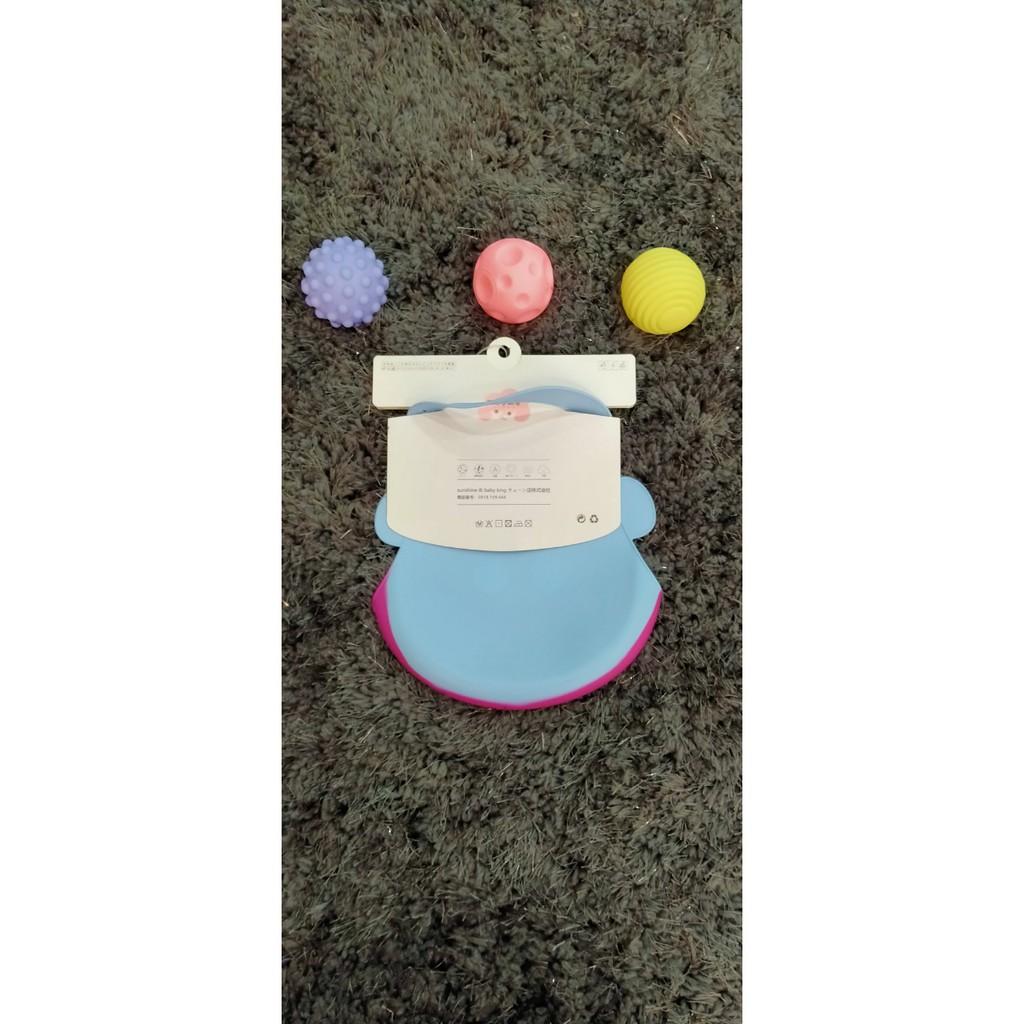 Yếm ăn silicone cho bé từ 0-3 tuổi hai màu hình cartoon , thương hiệu Aiueo Nhật Bản