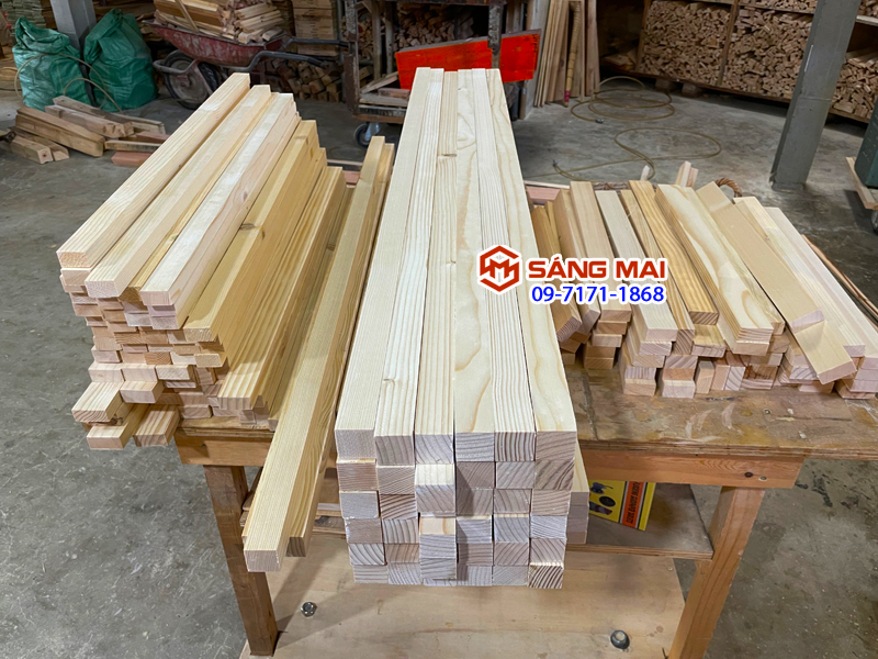 Thanh gỗ thông vuông 2,5cm x 2,5cm x dài 120cm + láng mịn 4 mặt