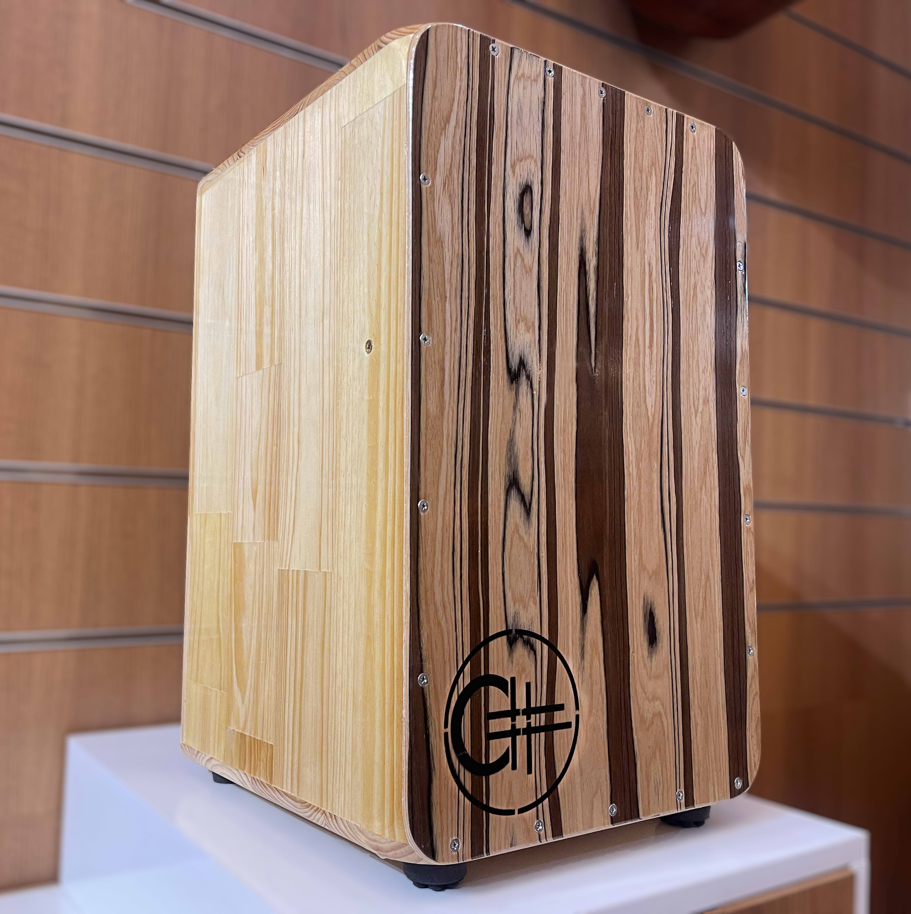 Trống cajon T7A-DS2022 có cần gạt kim loại