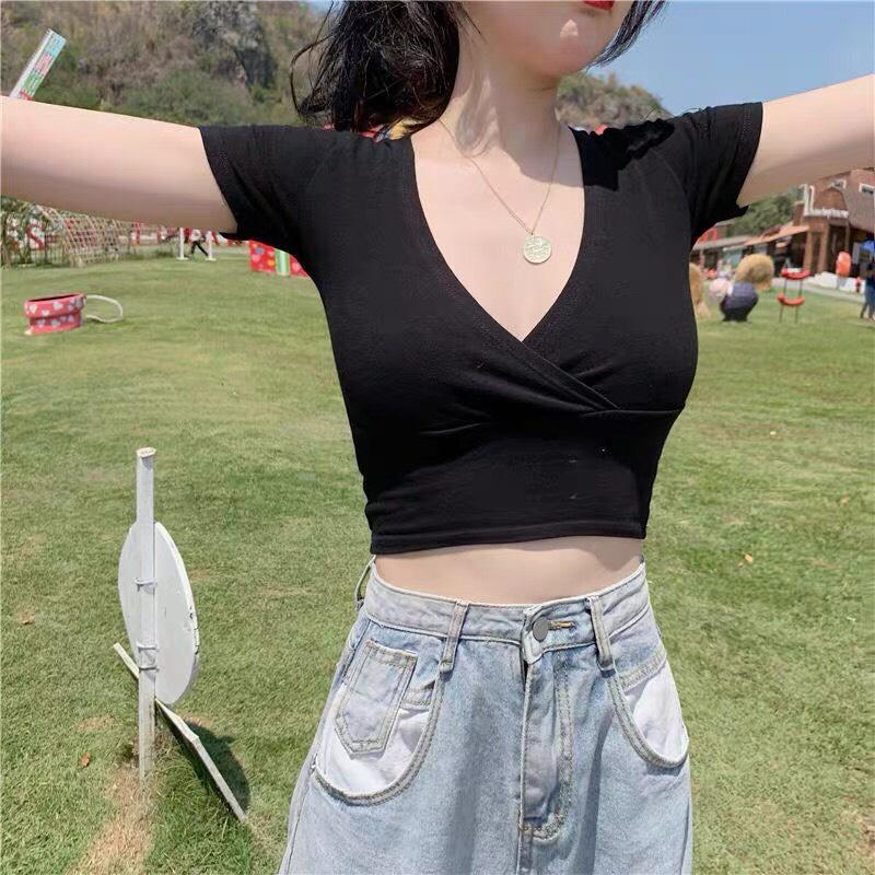 Áo croptop cổ chữ V xẻ ngực sexy, tôn dángkèm họa tiết hoa nhí