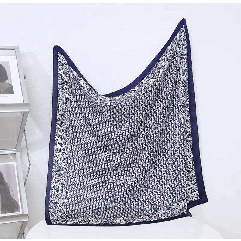 Khăn bandana vải lụa bóng size 90x90cm đa năng in hình chữ D