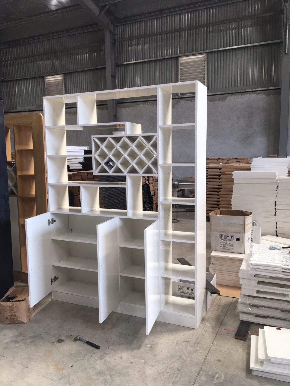 KỆ TRANG TRÍ PHÒNG KHÁCH, KIÊM TỦ RƯỢU, KIÊM VÁCH NGĂN PHÒNG TR604