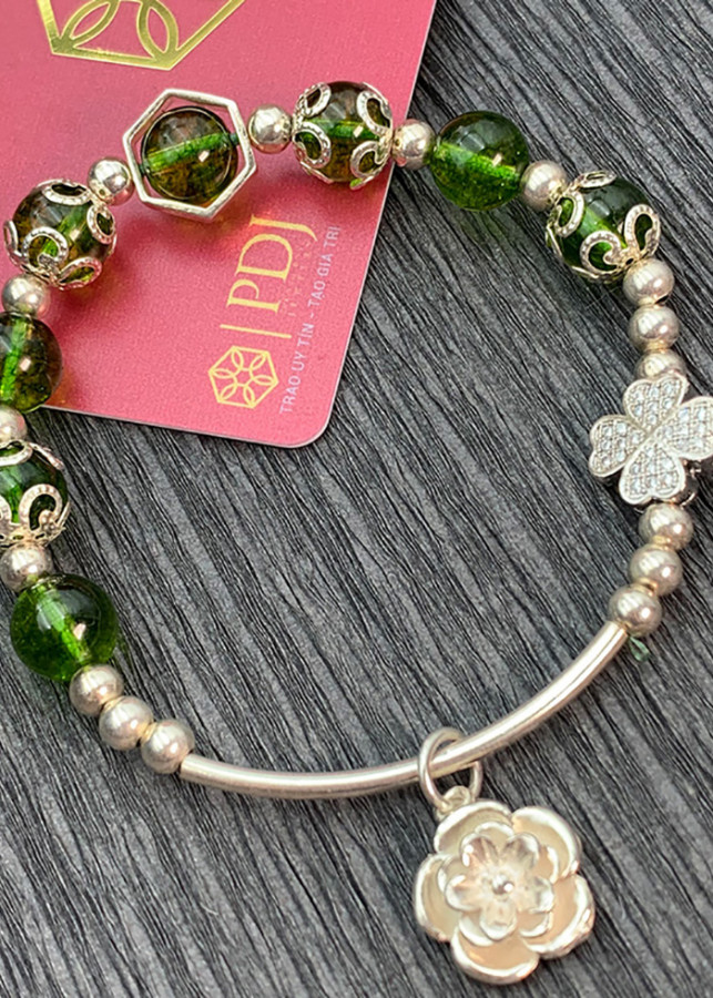 Vòng Đá Thạch Anh Xanh Lá 8 Ly Charm Chi Tiết Hoa Bạc
