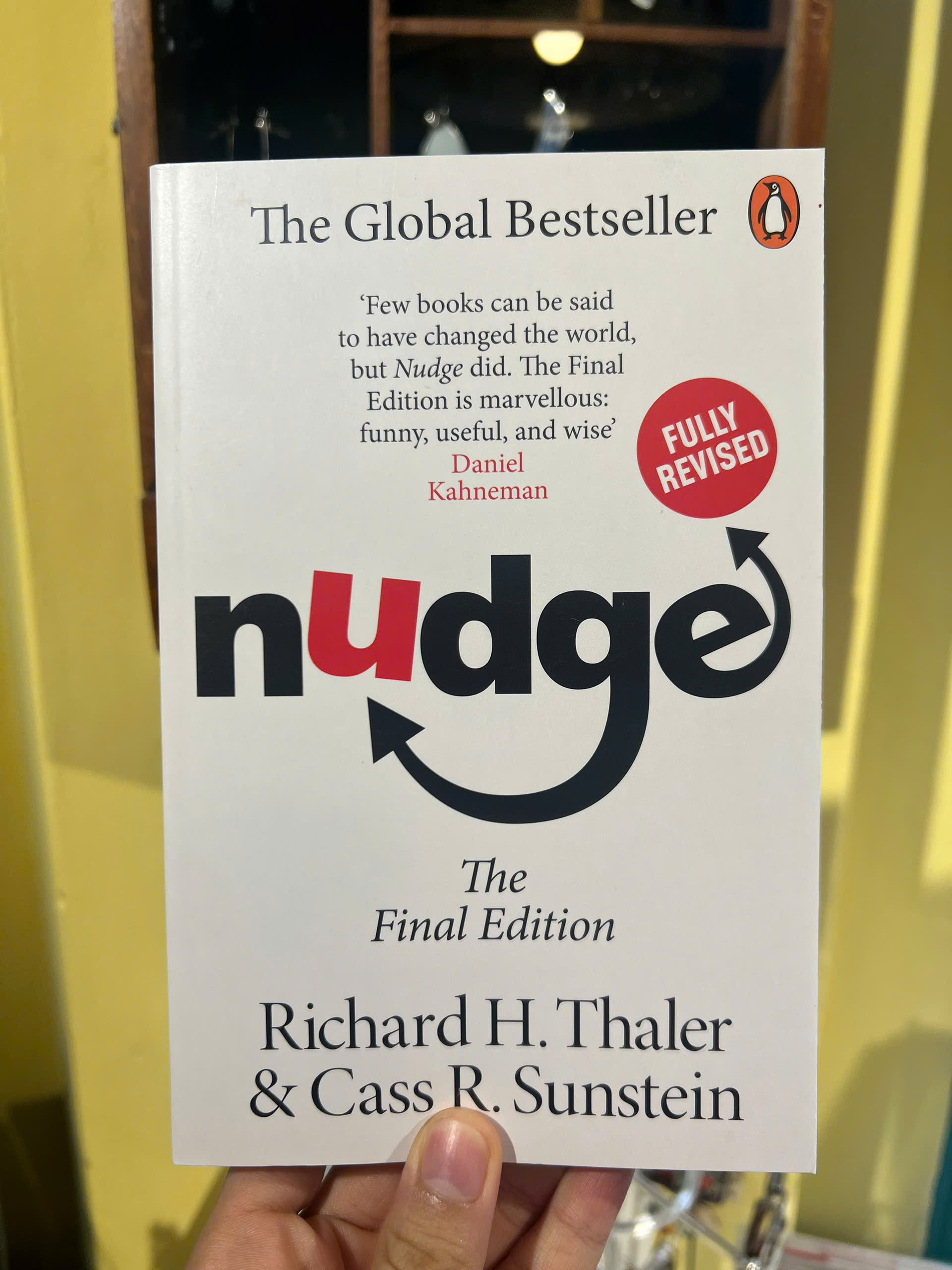 Sách - Nudge: Improving Decisions by Richard H. Thaler | Psychology / Economics /Ngoại văn Nhập khẩu