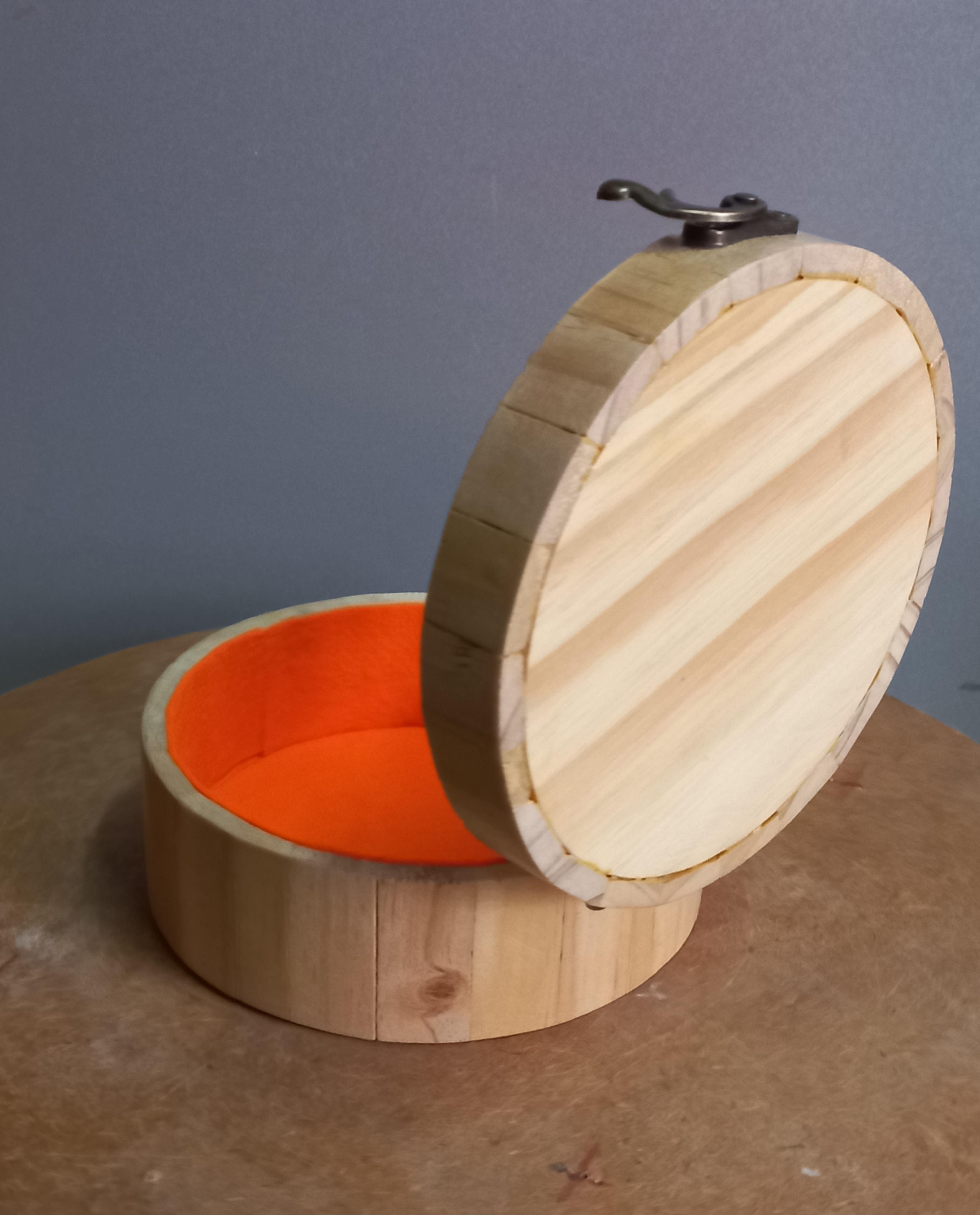 Hộp gỗ tròn lớn đựng đồ linh tinh trên bàn làm việc, 13cm x 7cm.