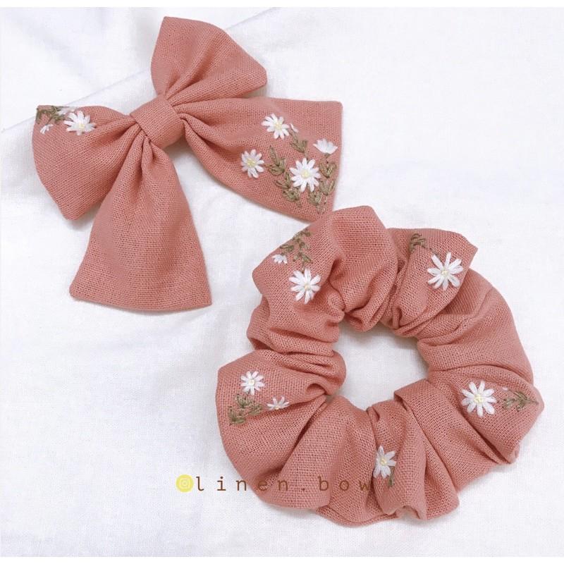 Nơ và scrunchies thêu