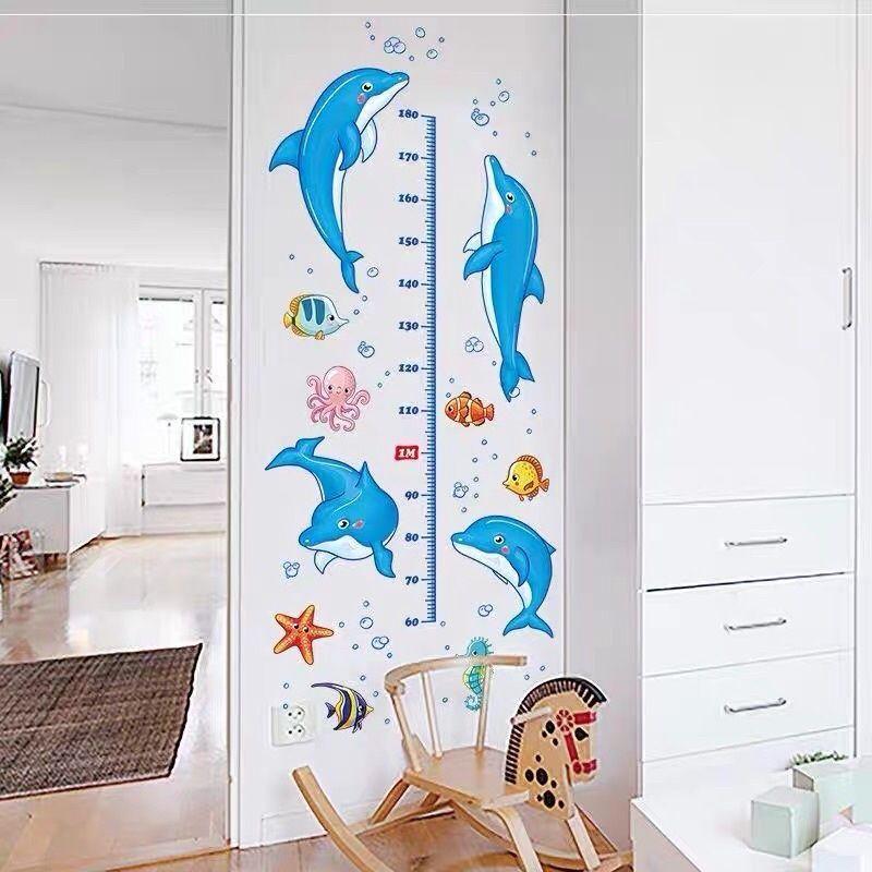 Decal dán tường, tranh dán tường thước đo chiều cao cá heo cho bé