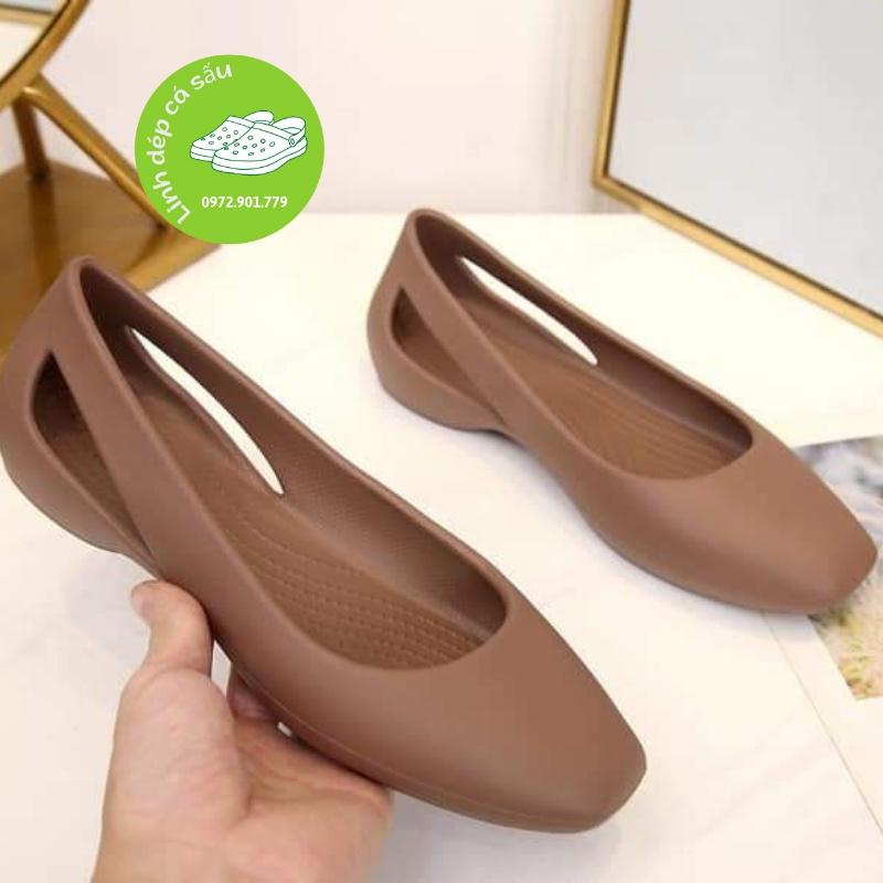 Giày nhựa cross nữ Laura Flat màu nâu nhẹ, thoáng, hàng xịn, full box