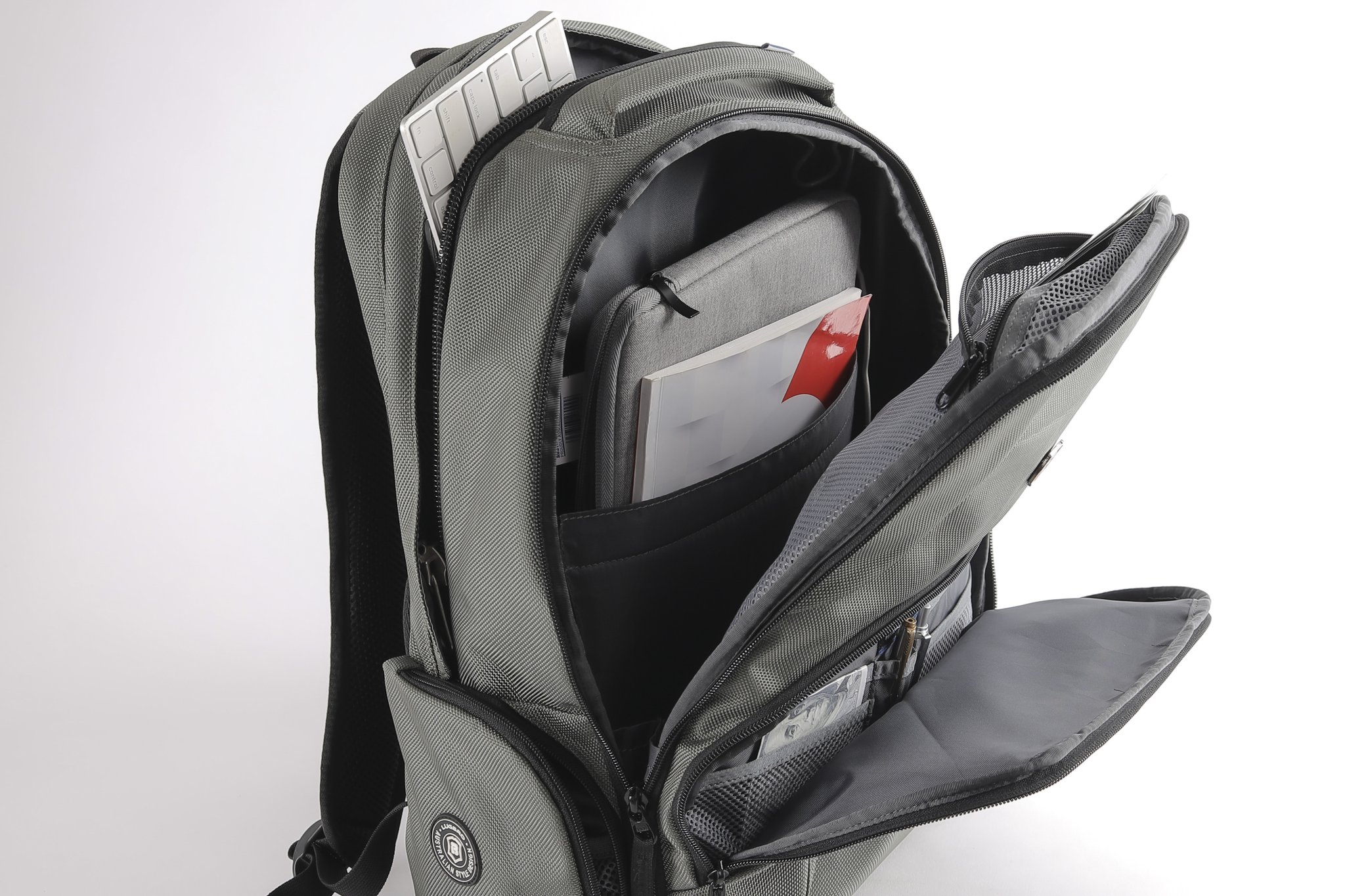 Ba lô LUGBRO  BUSINESS i17 (Đen)