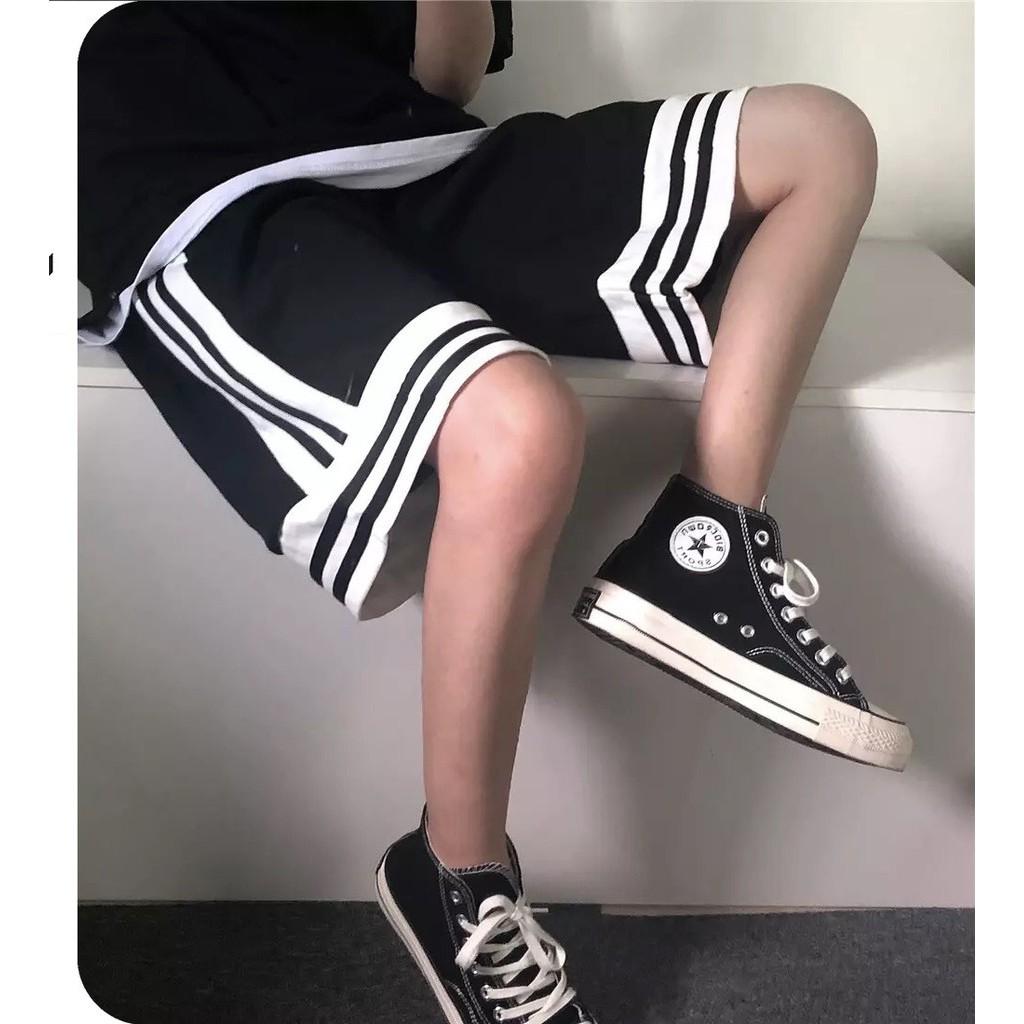 Quần short bóng chày 2 màu chữ V unisex thun form rộng lửng Sọc nam nữ Quần Short Đũi Thêu Chữ Nhỏ Shorts đùi ống rộng, sooc cạp chun màu trắng đen, sọt ngắn Ulzzang